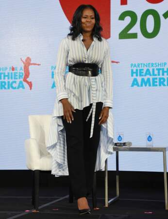 Michelle Obama ose la fantaisie avec une chemise déstructurée