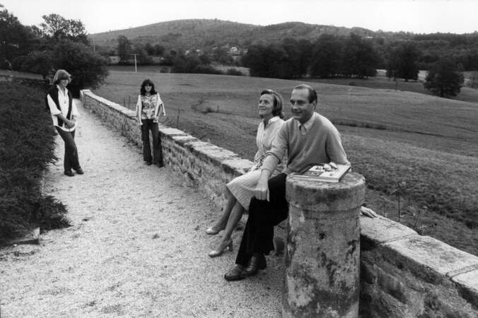 ... Ils posent en famille au château de Bity à Sarran, en Corrèze, le 30 août 1976.