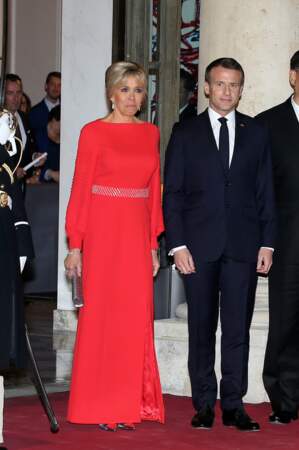 Brigitte Macron ravissante dans une robe rouge pour recevoir le président chinois à l'Élysée le 25 mars