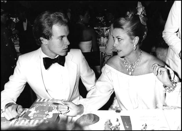Le prince Albert de Monaco et sa mère la princesse Grace en 1977 au gala de la Croix Rouge.