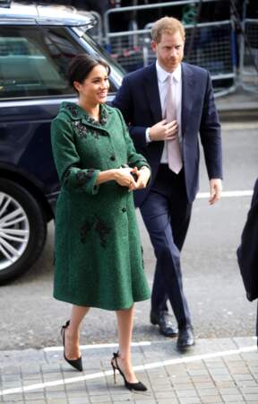Meghan Markle,très enceinte et radieuse en manteau vert
