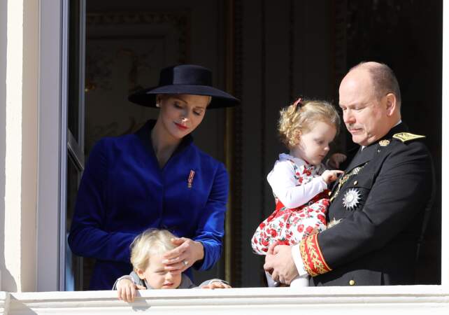 La famille princière au balcon du palais le jour de la fête nationale le 19 novembre 2017.
