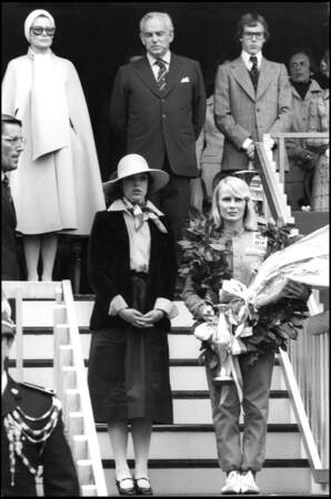 Le prince Albert de Monaco entouré du prince Rainier, la princesse Grace et de Caroline en 1973