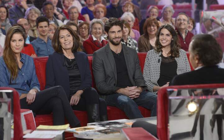 Michel Leeb, sa femme Beatrice, et leurs enfants Elsa, Fanny et Tom à l'émission Vivement dimanche en janvier 2015.
