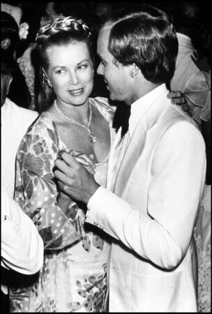 Le prince Albert de Monaco et sa mère la princesse Grace au bal de la Croix rouge en 1979.