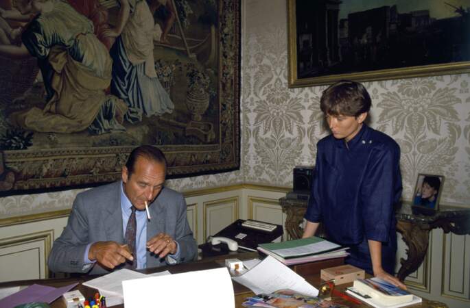 Claude Chirac auprès de son père Jacques Chirac, premier ministre, à l'Hôtel Matignon le 27 août 1987.