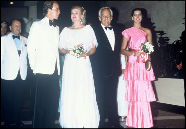 Le prince Albert de Monaco avec ses parents et sa soeur Caroline au bal de la Croix Rouge en 1980.