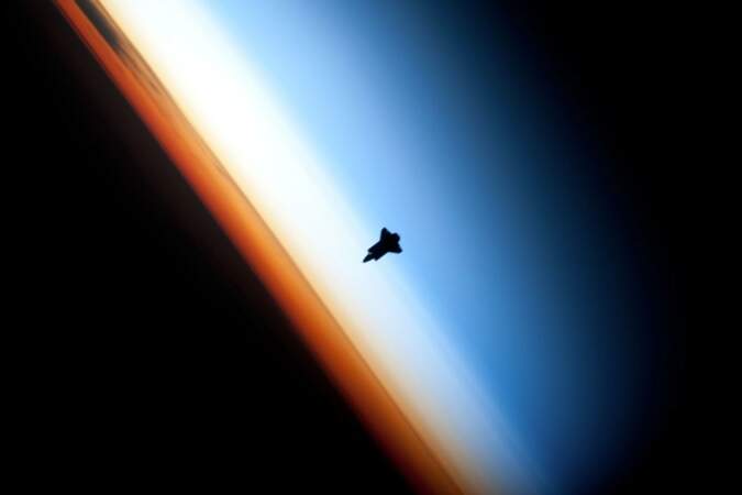 Observation de l'horizon terrestre et de la navette Endeavour depuis la station spatiale internationale (2010)