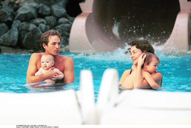Luke Perry, Rachel Minnie Sharp et leurs enfants Jack et Sophie (2001)