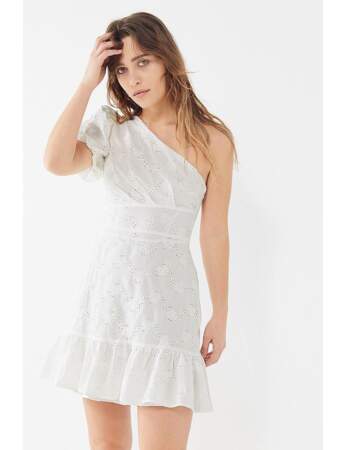 Petite robe blanche : asymétrique