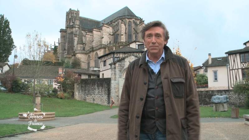 Après plus de dix ans sur TF1, Jacques Legros anime depuis 2013 l'émission Terres de France sur des chaînes locales