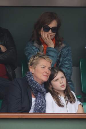 Elise Lucet et sa fille très concentrées sur le jeu, mais Isabelle Huppert à l'air de vraiment s'ennuyer