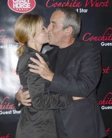 Thierry Ardisson et Audrey Crespo-Mara s'échangent un baiser sur le tapis rouge du Crazy Horse à Paris (2014)