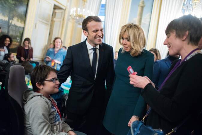 Emmanuel et Brigitte Macron avec un jeune homme en situation de handicap