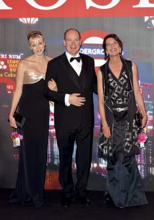 Le prince Albert II de Monaco, sa femme Charlène et sa soeur Caroline au Bal de la rose en 2012.