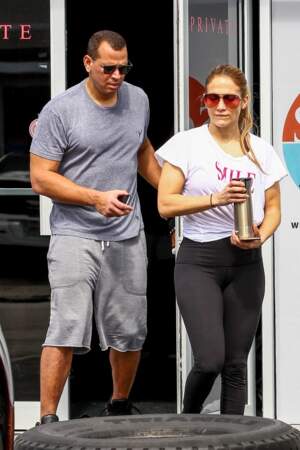 Jennifer Lopez et son compagnon Alex Rodriguez sortent de la salle de gym à Miami le 15 février 2019.