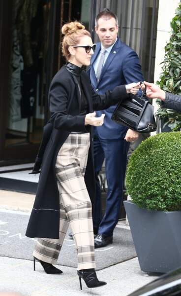 Céline Dion en pantalon à carreaux 