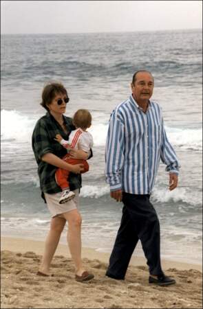 Jacques Chirac et sa fille Claude, avec son fils Martin dans les bras, sur l'île de la Réunion en août 1997.