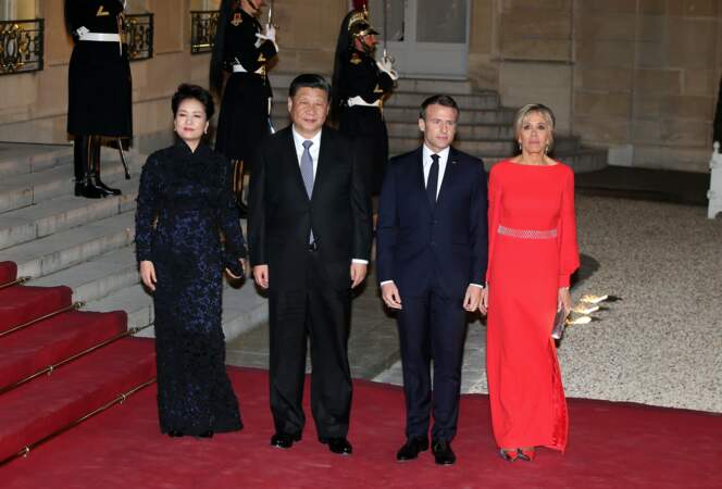 Brigitte et Emmanuel Macron prennent la pose avec Xi Jinping et Peng Liyuan à l'Élysée le 25 mars