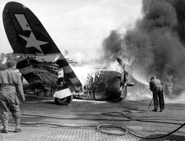 Un P-47 Thunderbolt flambe après s'être écrasé