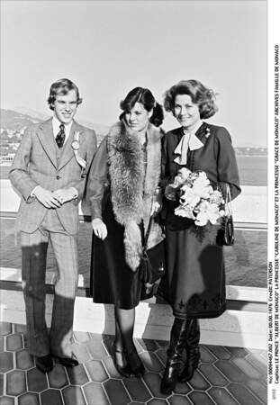 Le prince Albert de Monaco, sa mère la princesse Grace et sa soeur Caroline en 1976.