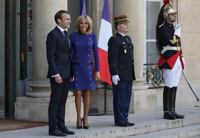 Brigitte Macron ne change pas ses habitudes mode et dévoile son incroyable jeu de jambes dans une robe bleue
