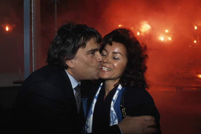 Bernard Tapie embrassant sa femme Dominique après la victoire de l'OM sur Monaco le 18 avril 1992.