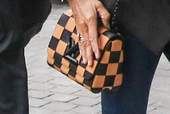 Un sac Louis Vuitton damier pimpe son ensemble