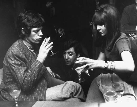 Mick Jagger et sa petite amie Chrissie Shrimpton lors d'une soirée à Londres en mai 1966.