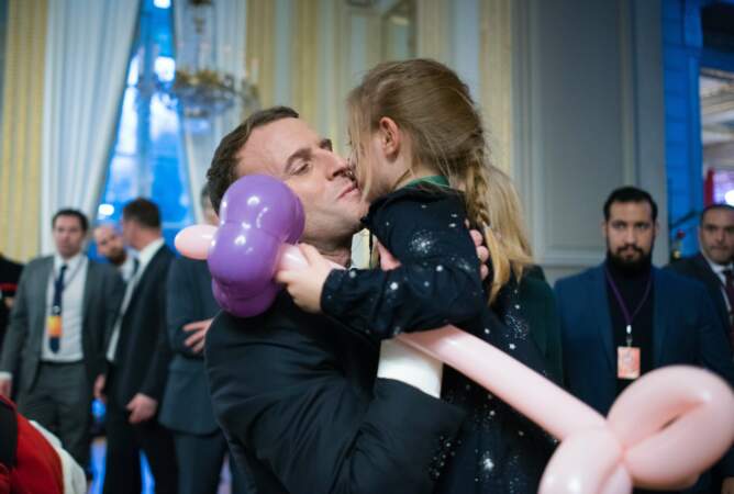 Emmanuel Macron n'a pas hésité à prendre des enfants dans ses bras et à les embrasser