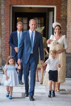 George Charlotte, le prince William, Harry, Kate Middleton et le prince Louis dans ses bras