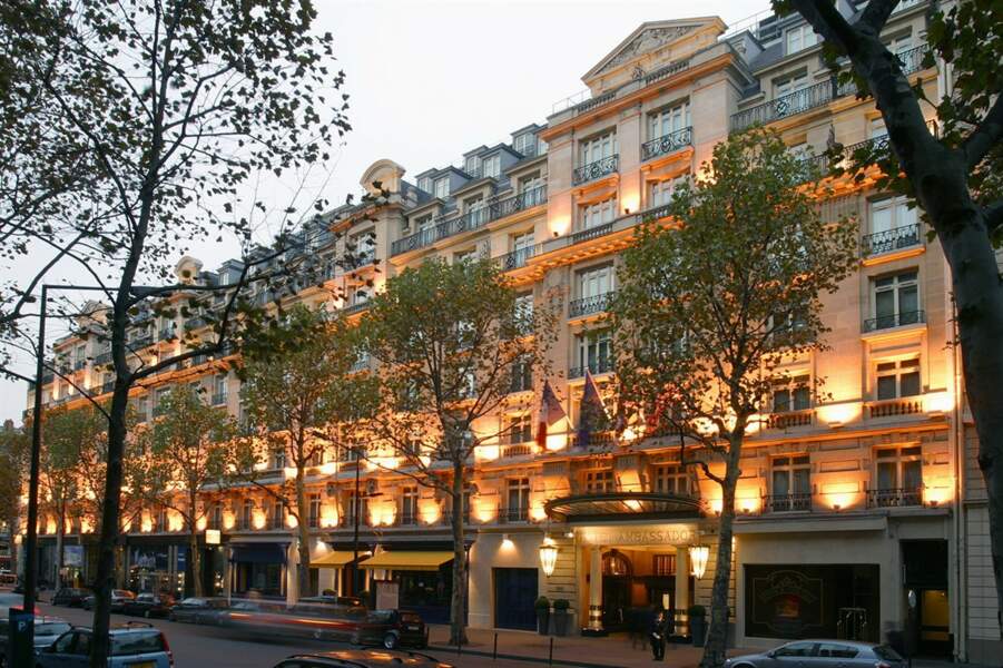 Aujourd'hui, entièrement rénové, l'hôtel est devenu le Paris Marriott Opera Ambassador.