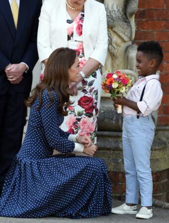 Kate Middleton sublime dans une robe à pois boutonnée