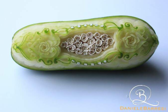 Il a même été nommé deux fois "champion du monde de sculpture sur fruits et légumes" !