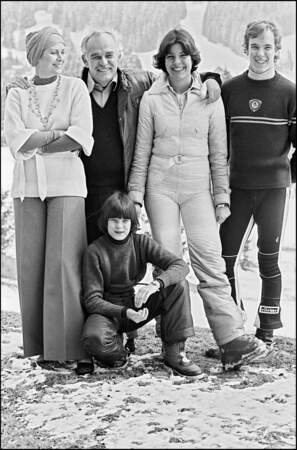 La famille de Monaco réunie devant leur chalet de Gstaad en 1975