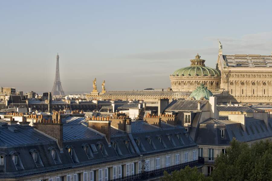 Et l'hôtel possède une vue imprenable sur les toits de Paris.