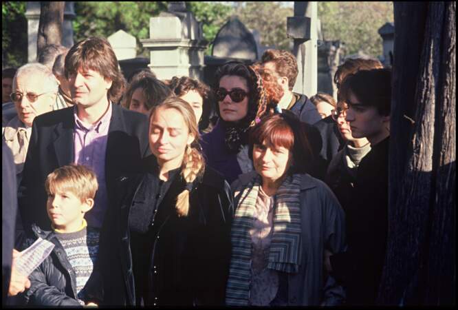 Agnès Varda et ses enfants Mathieu et Rosalie, lors des obsèques de Jacques Demy à Paris le 30 octobre 1990.