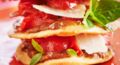 Millefeuille de pizza au bacon, tomate et parmesan