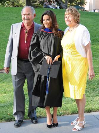 Après l'arrêt, elle obtient un diplôme d'arts à l'université de Chicago en mai 2013 (ici avec ses parents).     