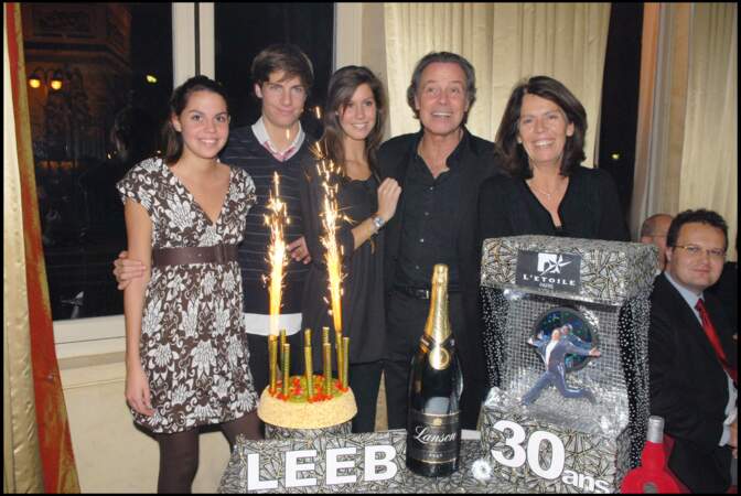 Michel Leeb avec sa femme Béatrice et leurs enfants réunis pour les 30 ans de sa carrière le 26 novembre 2007.