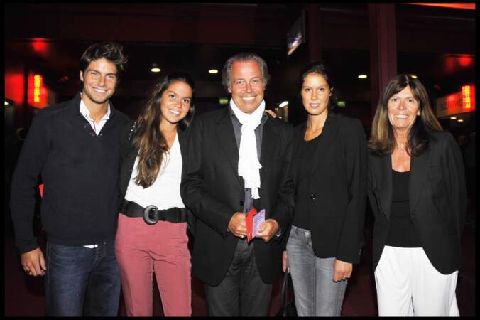 La famille de Michel Leeb au complet au concert de Charles Aznavour à l'Olympia le 6 octobre 2011.