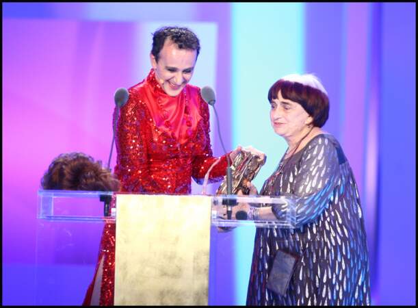 Agnès Varda reçoit des mains d'Elie Semoun le César du meilleur film documentaire...