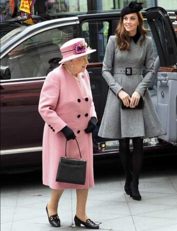 Kate Middleton ravissante dans une robe-manteau pour une première sortie en duo avec la reine Elisabeth