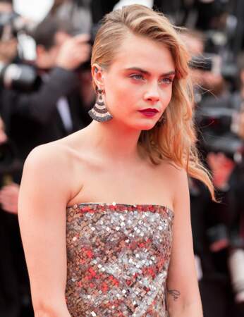 Une coiffure side-hair comme Cara Delevingne