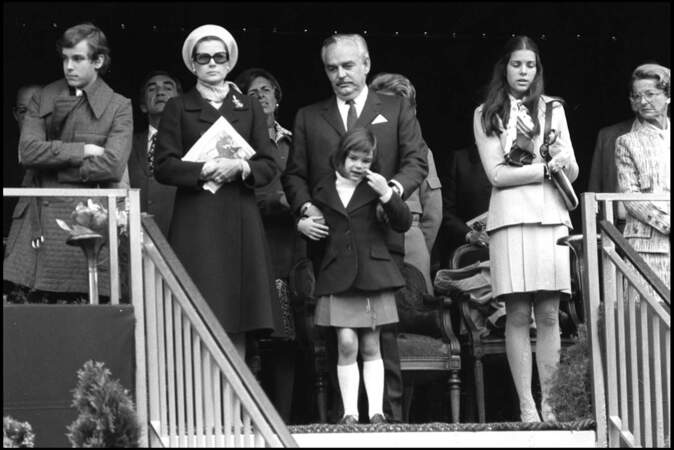 Le prince Albert de Monaco entouré du prince Rainier, la princesse Grace et de Caroline, au grand prix en 1973