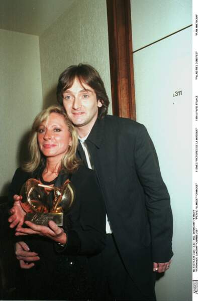 ... le 13 février 1996, la chanteuse reçoit la Victoire d'artiste interprète de l'année.