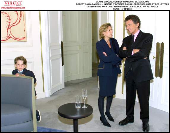 Claire Chazal discute avec Jack Lang. Avec eux François, 7 ans (2002)