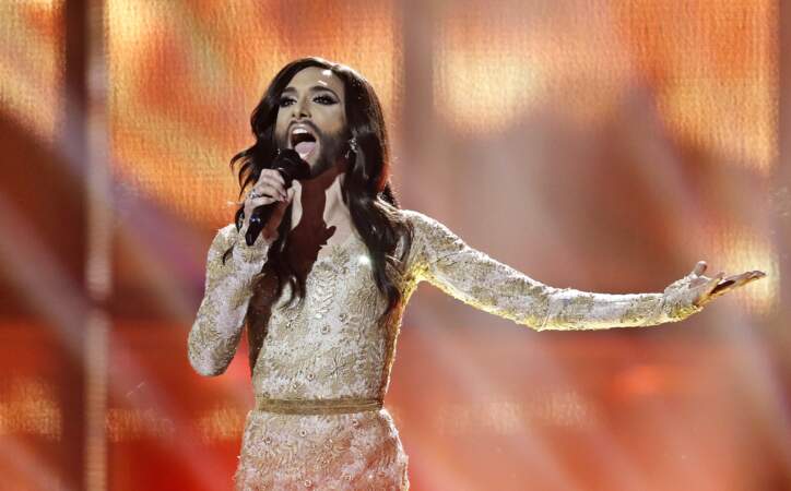 Conchita Wurst, remporte le concours de l'Eurovision 2014, le 10 mai 2014, avec la chanson "Rise like a Phoenix".