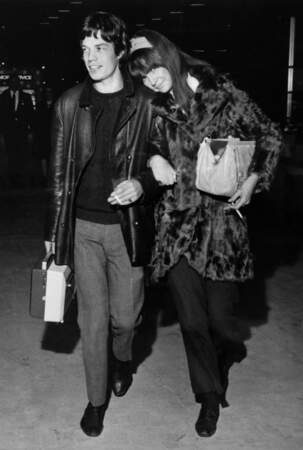 Mick Jagger et sa petite amie Chrissie Shrimpton dans les rues de Londres en février 1966.