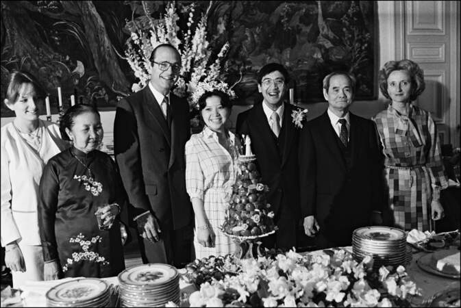 ... d'Anh Dao. Les deux familles posent avant le buffet.